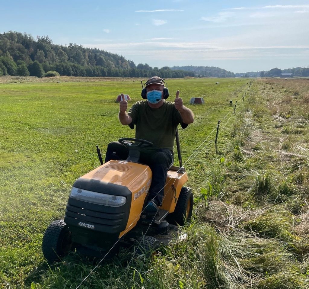 Lars på gräsklipparen